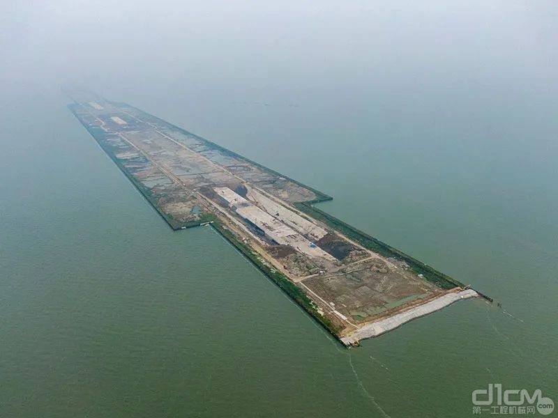 2019年底，太湖施工现场完成“陆岛转换”的情景