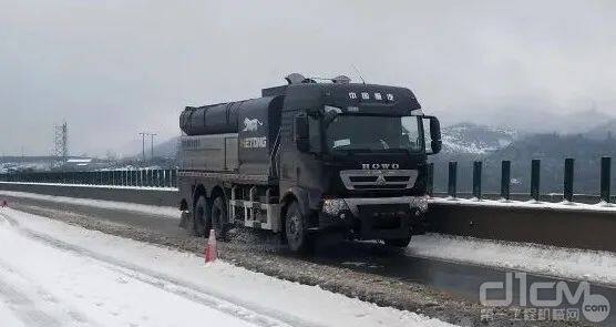 多功能破冰除雪车施工现场