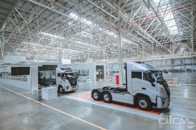 中国重汽卡车制造公司莱芜智能网联（新能源）工厂总装线，完成组装的新一代黄河重卡正驶下生产线。