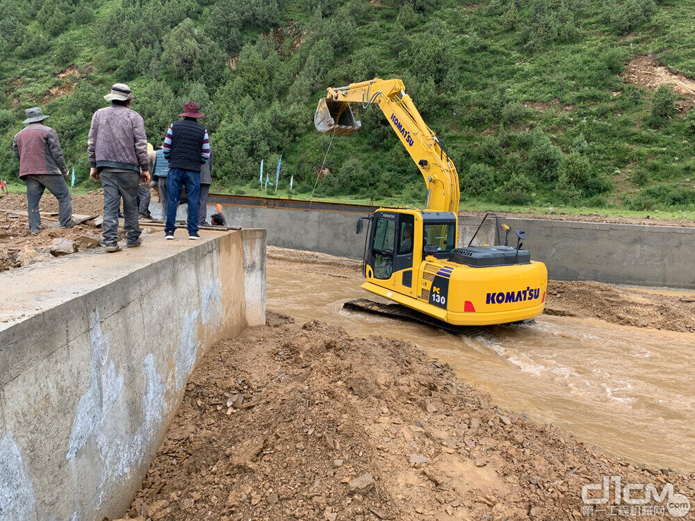 小松挖掘机在河道中施工