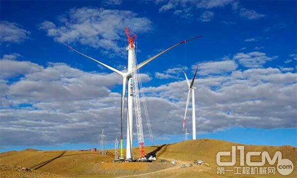 ▲中联重科起重机助力世界海拔最高的风电场机组吊装