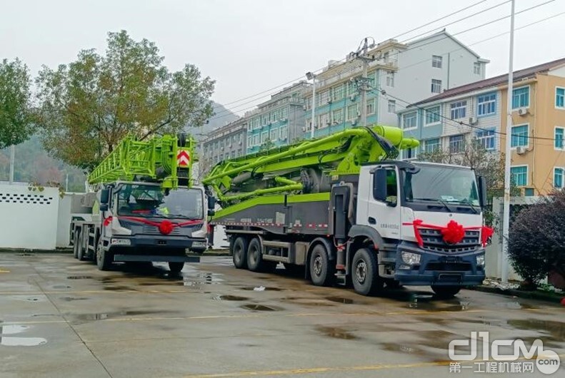 中联奔驰“国五”63m泵车由长沙麓谷工业园发往武汉