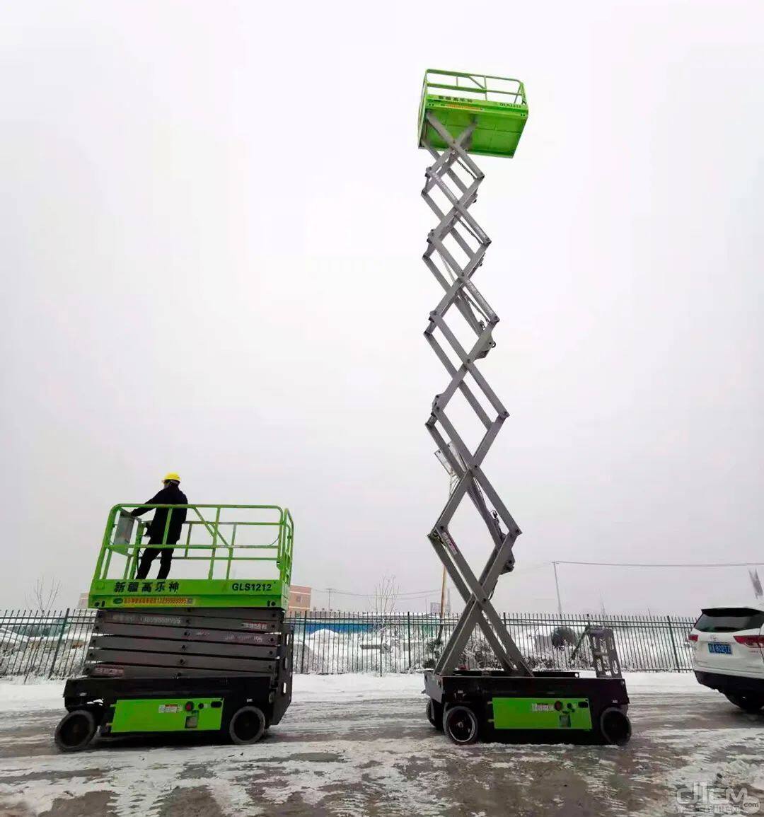 中联重科智能高机设备在雪地中行走