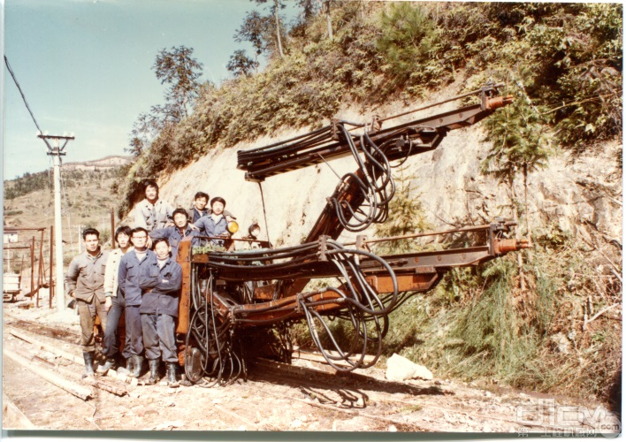 第一台国产井下液压凿岩台车改造        