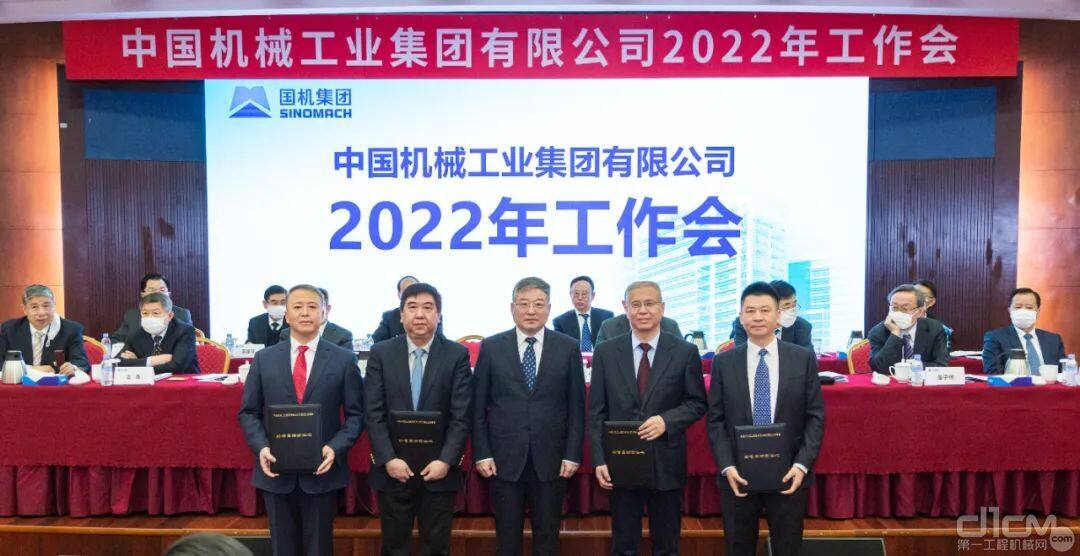 张晓仑代表集团向下属企业负责人颁发《2022年度经营目标责任书》