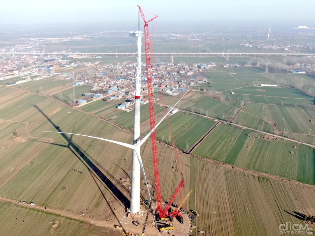 三一SCC15000TM履带起重机在河南商丘成功完成166m中国最高混塔风机安装