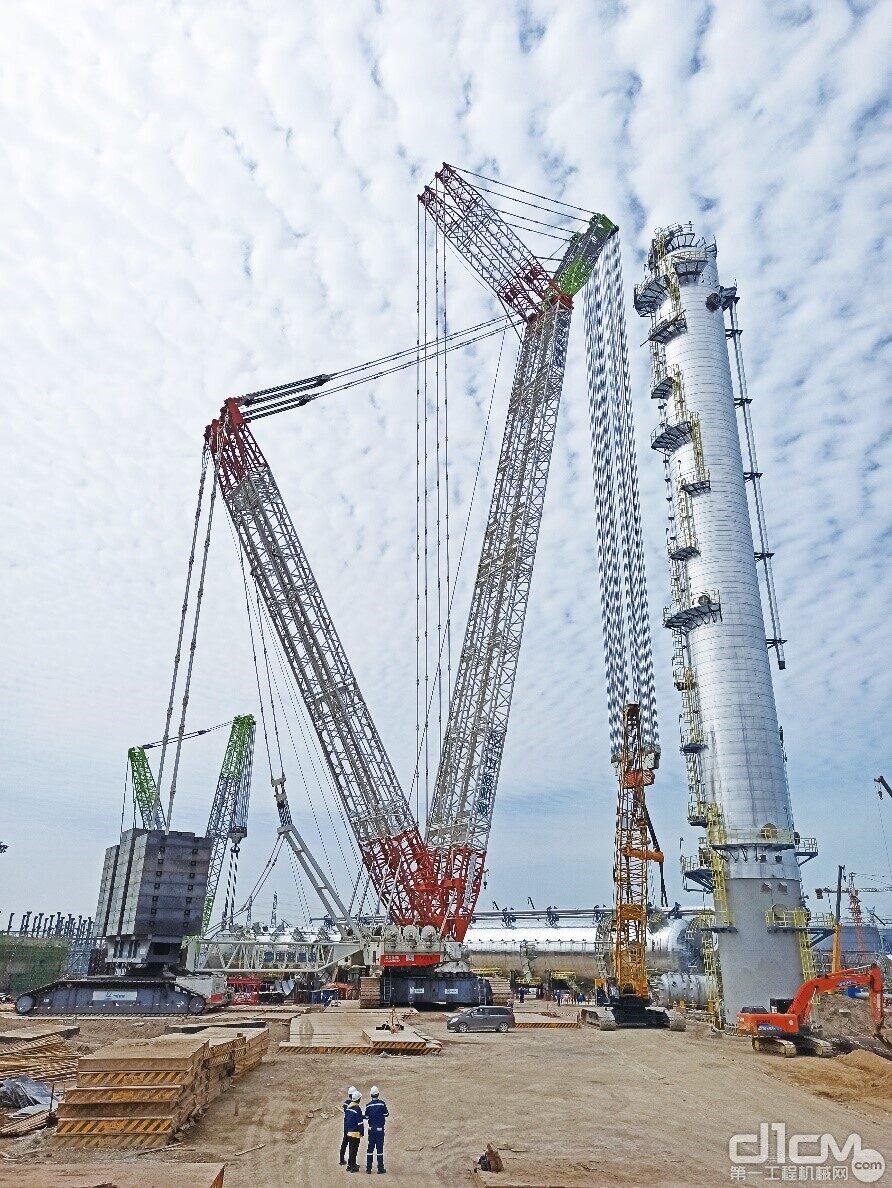 △ZCC3200NP履带吊成功助力1850吨的丙烯塔吊装