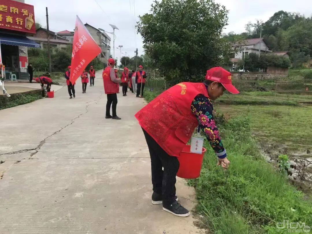 环境卫生志愿者在服务