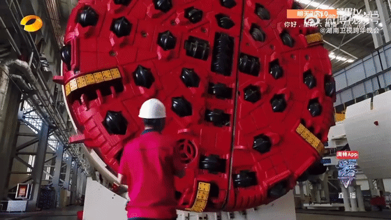 《领航》MV视频2分20秒处铁建重工自主研制的岩石隧道掘进机惊艳亮相