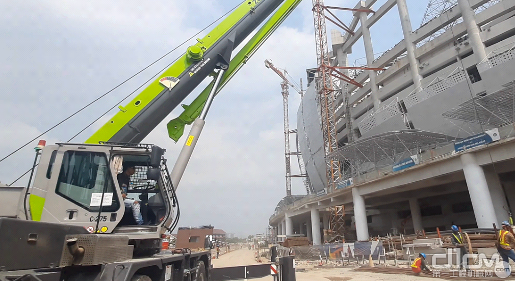 中联重科起重机设备群助建印尼雅加达国际体育场