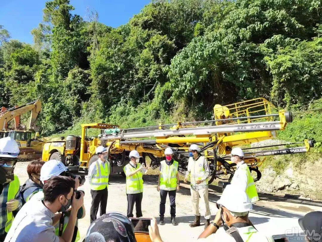 徐工两台TZ2S凿岩台车交付马来西亚客户