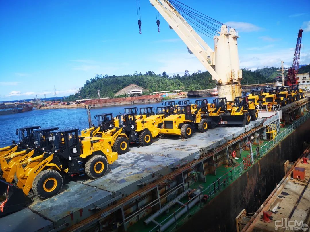搭载着大批柳工装载机的货轮抵达印尼某码头，实现2022年装载机开门红