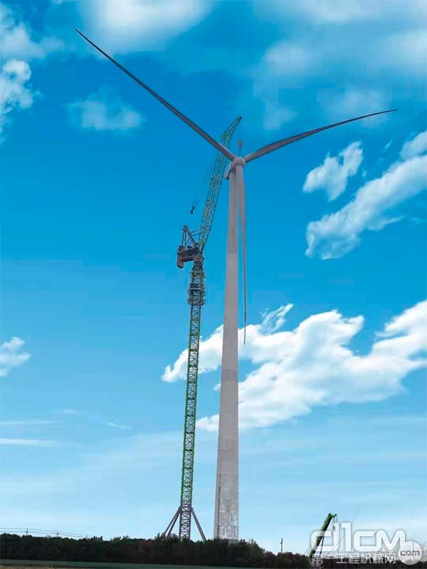 △中联重科生产制造的全球最大风电动臂塔机正在作业