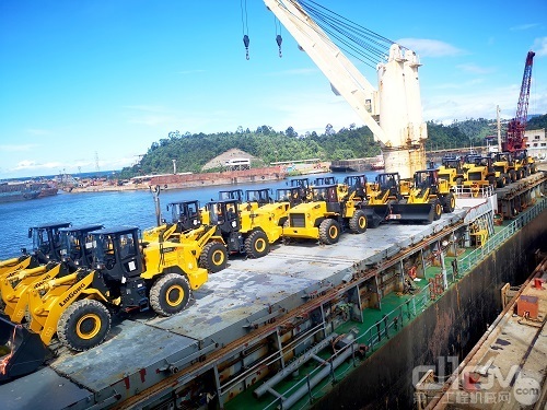 大批柳工装载机抵达印尼。