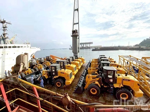 大批柳工装载机抵达印尼。