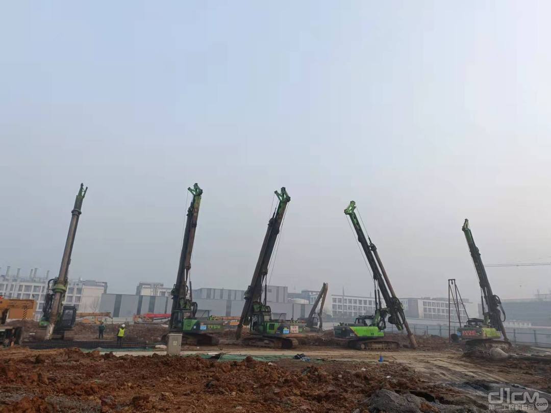 泰恒基础五台小型旋挖钻机快速助力镇江城市建设