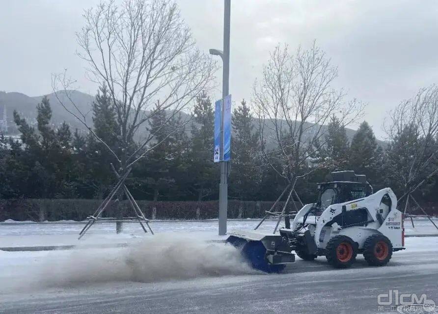 山猫滑移搭载斜角清扫器，能在下雪后的第一时间将积雪扫离路面