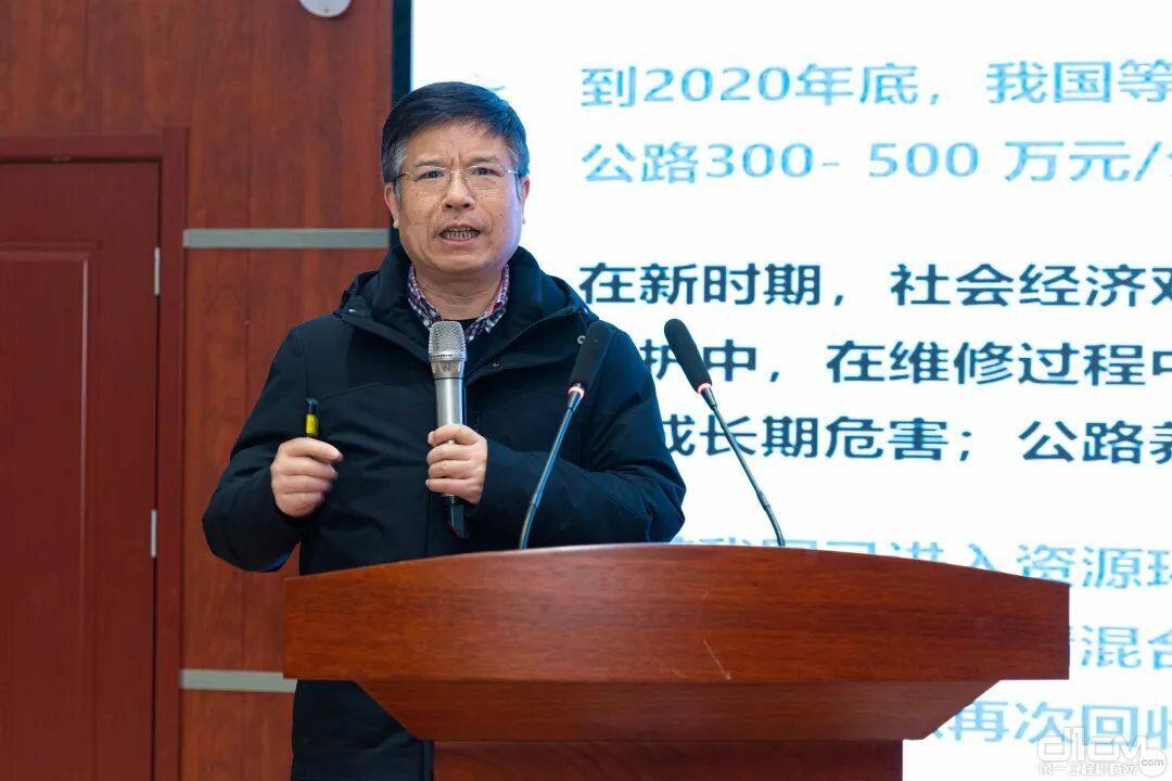重庆交通大学、国家二级教授、中国路面与压实机械学会副理事长郭小宏