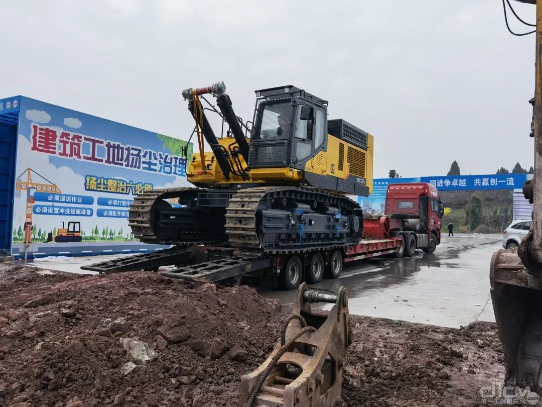 四川某建筑公司一次性采购的10台柳工980ER岩石臂超大型挖掘机