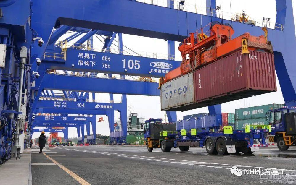 2月21日下午，在洋浦国际集装箱码头工作人员正引导货车转运集装箱