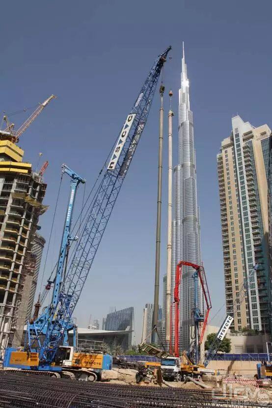 徐工履带起重机在迪拜DUBAI MALL的CBD中心建设项目施工