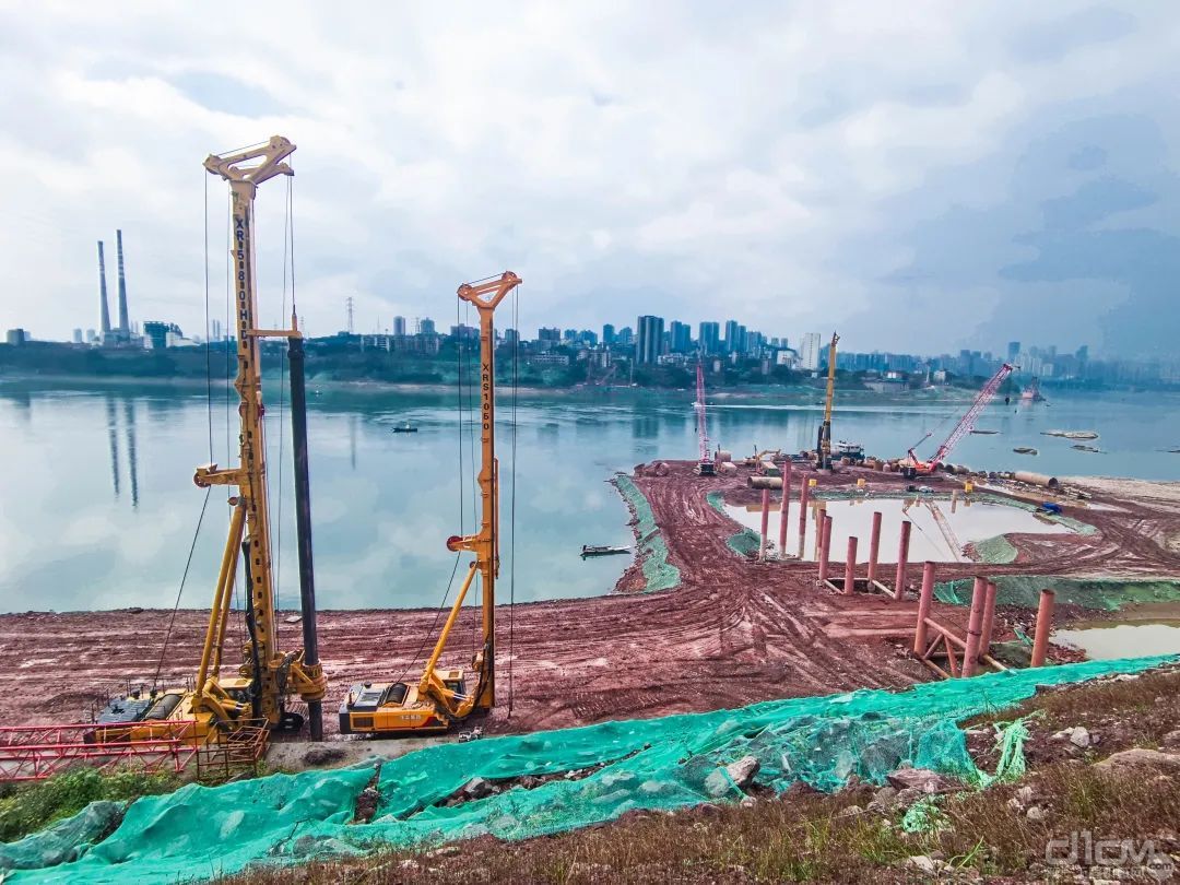 重庆市南岸区巴滨路长江沿岸，6台大吨位徐工旋挖钻机