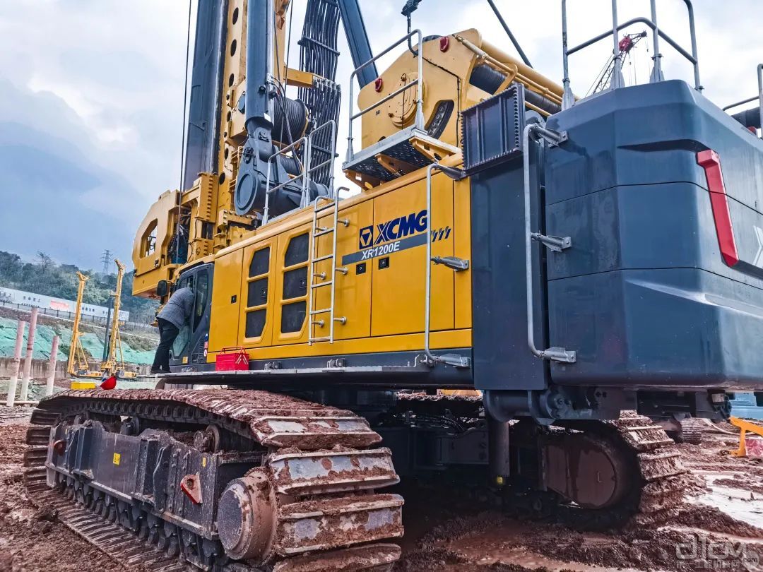 全球最大吨位旋挖钻机 徐工XR1200E