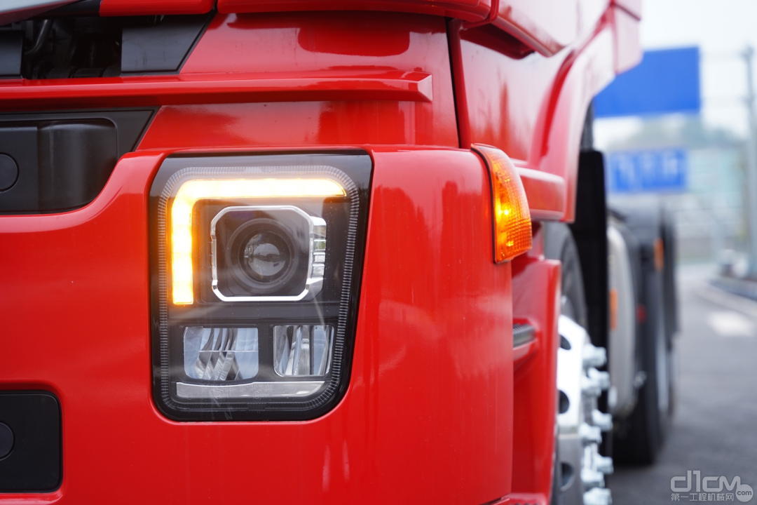 红岩杰狮C6 PLUS牵引车采用全新设计的LED前大灯