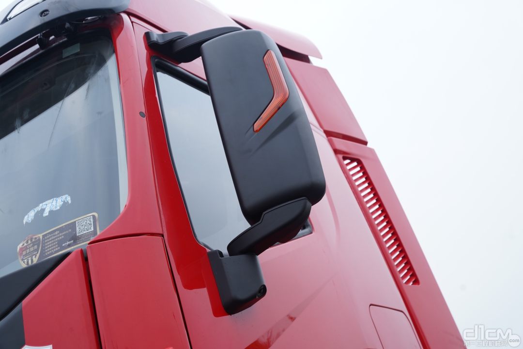 红岩杰狮C6 PLUS车身侧面采用全新设计的翼式导风板