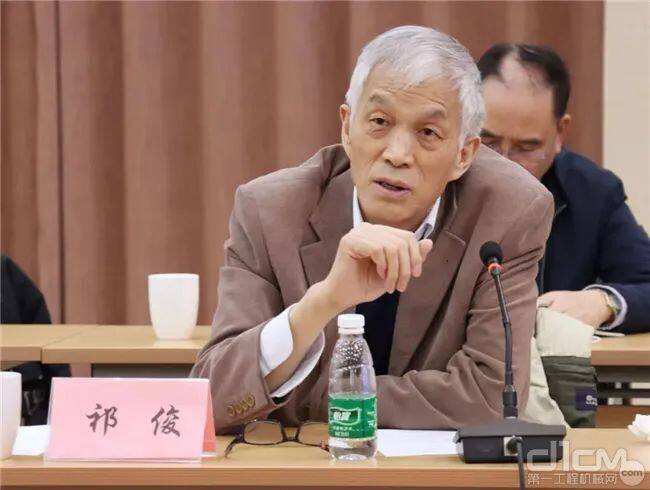 中国工程机械工业协会名誉会长祁俊