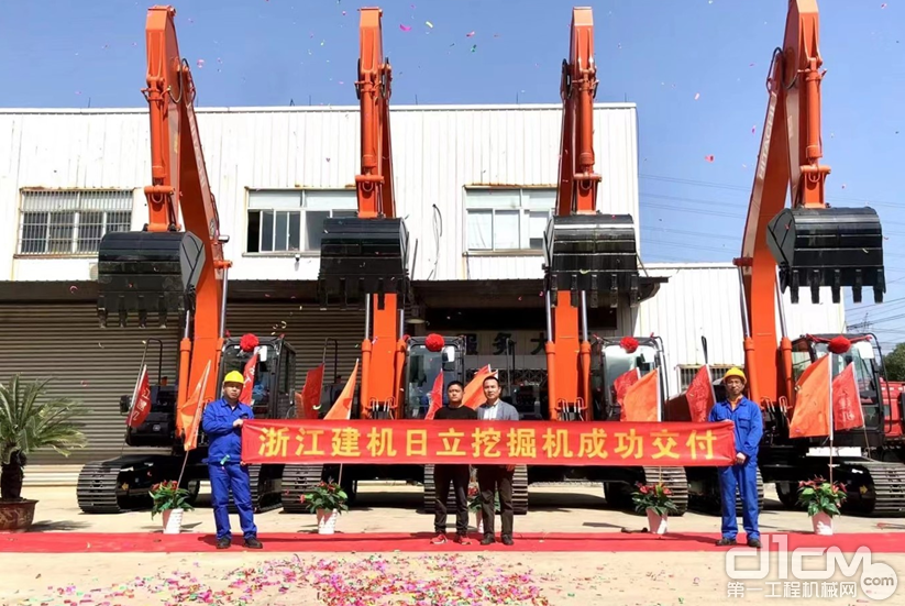 日立建机（上海）有限公司经销商向杭州客户交付4台ZX200-5A中型液压挖掘机