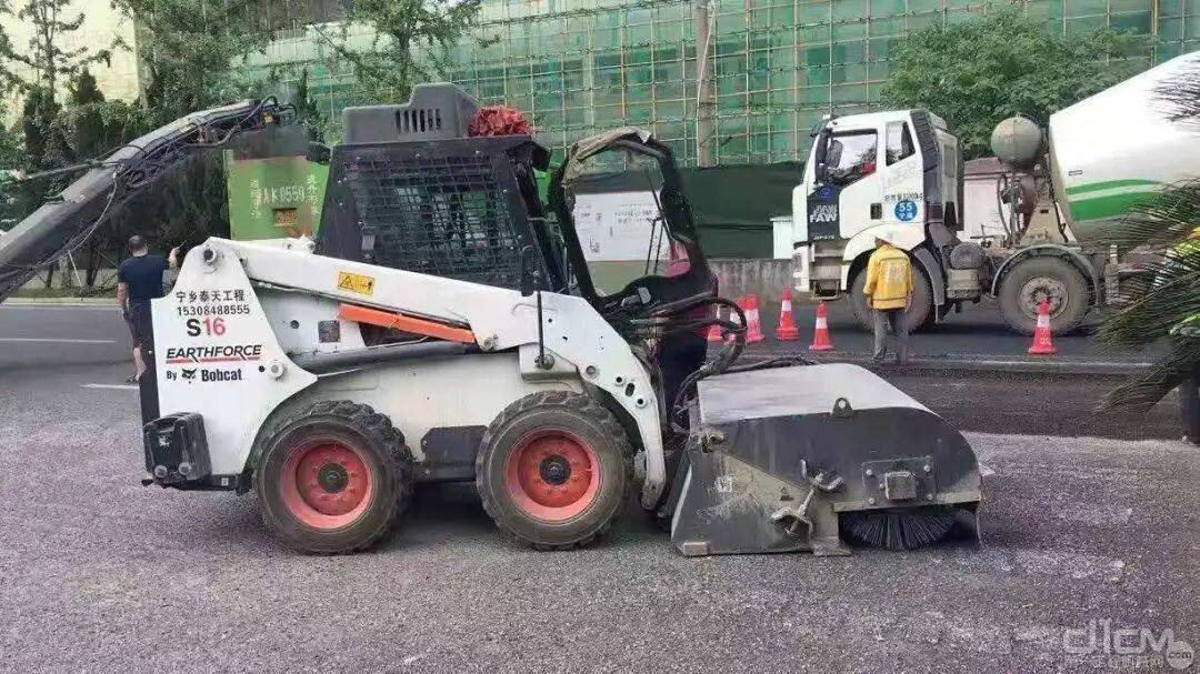 山猫s16灵活小巧的机身，小范围道路养护工艺中清扫的首选