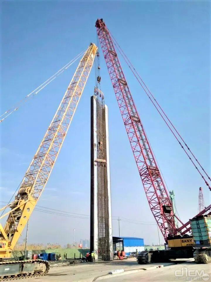 项目首幅地下连续墙钢筋笼吊装