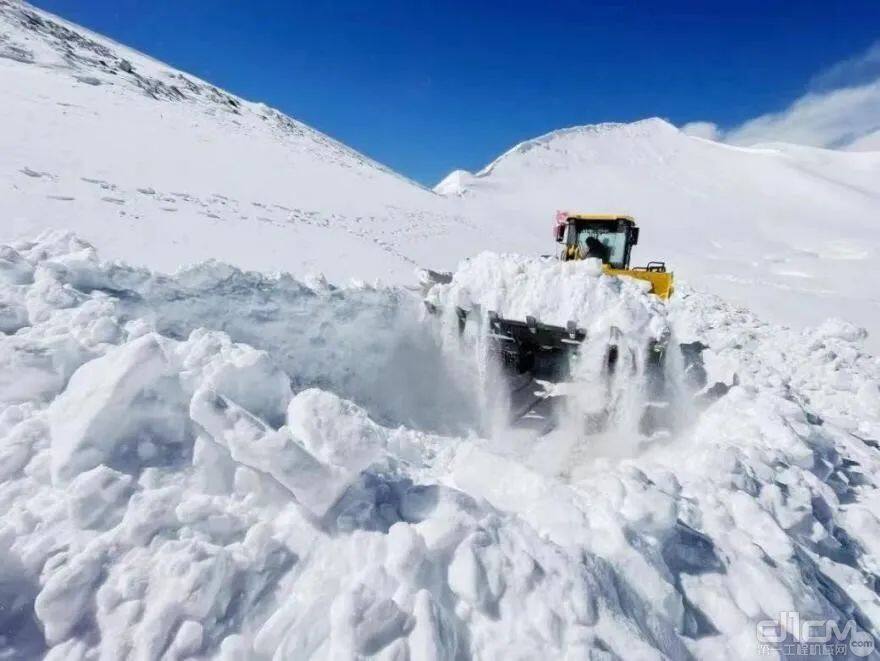 山推装载机在阿里地区除雪作业