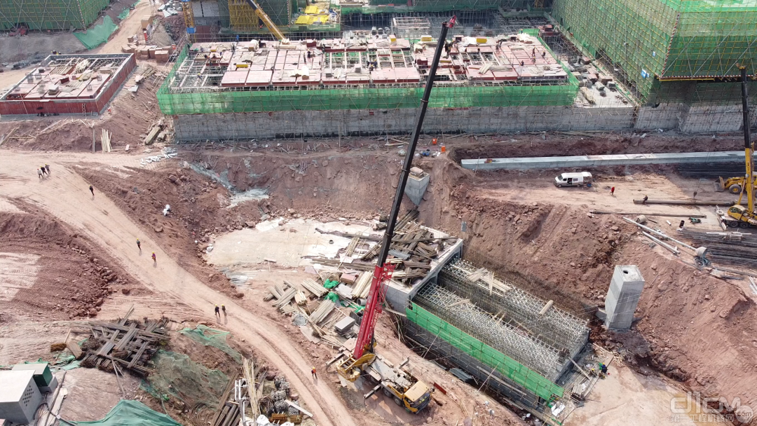 ▲ STC700T负责地下管廊钢结构吊装转运