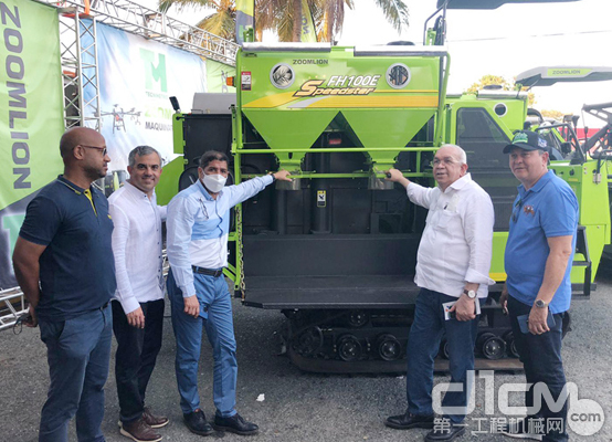 △多米尼加农业部长克鲁斯（左三）充分肯定中联农机产品