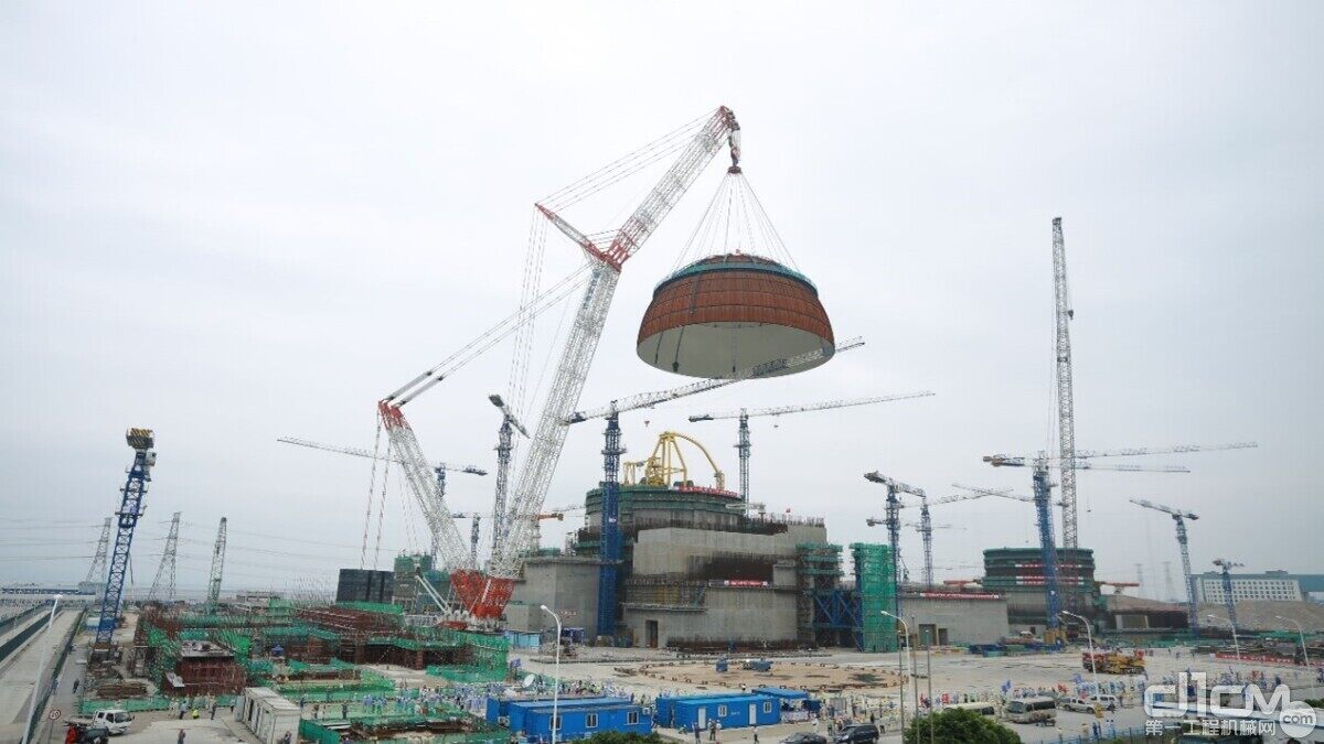 △2017年，中联重科ZCC3200NP助力华龙一号示范工程福清核电5号机组穹顶吊装
