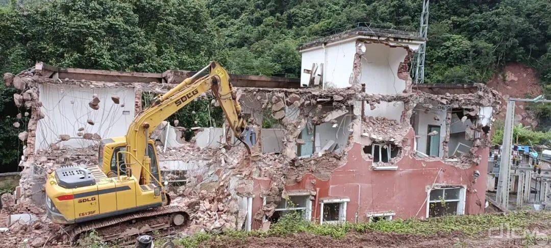 临工挖掘机助力房屋拆迁