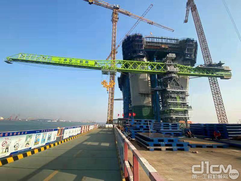中联重科W12000-450塔机在常泰长江大桥中交二航局项目现场安装