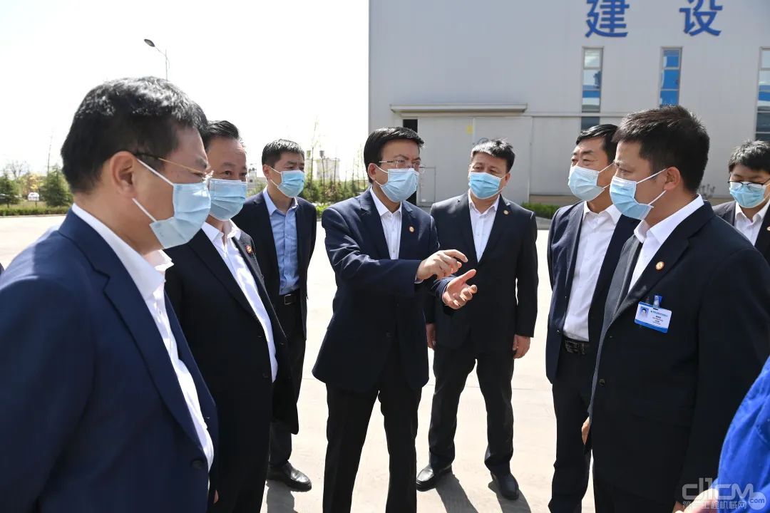 张义光、毛继东在陕西建工铭铝环保科技有限公司调研