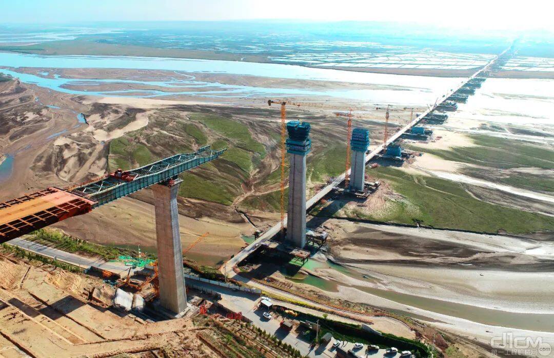 徐工塔机见证主桥99米最高墩浇筑完成