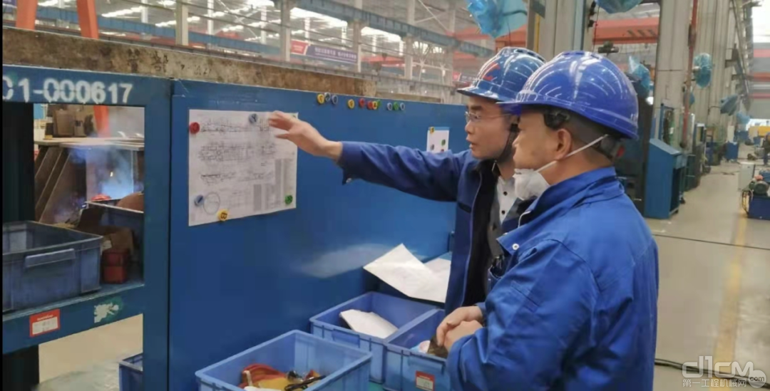 山河智能焊接工艺工程师李超和同事沟通