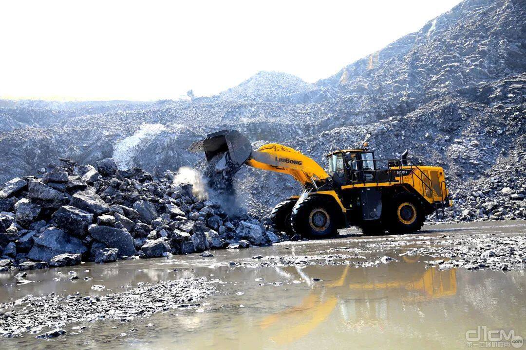 重器交付柳工8128h装载机助力内蒙古绿色矿山高质量发展