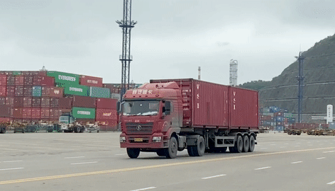 搭载潍柴发动机的各类牵引车高效运输港口货物