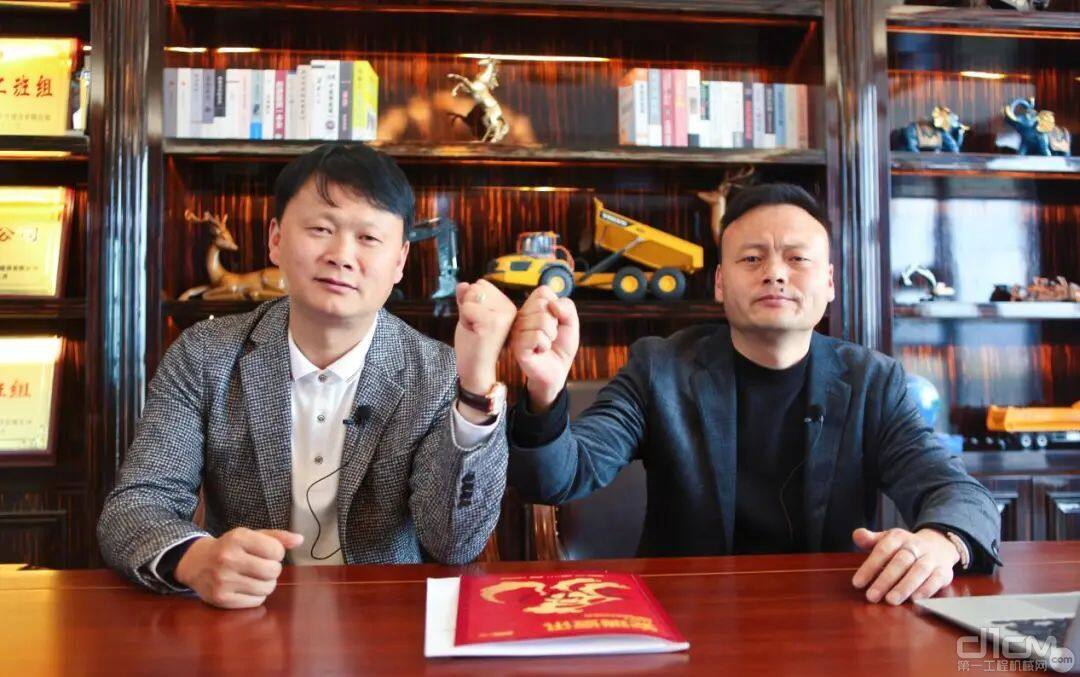 云南皓春建筑工程有限公司董事长徐春林（右）、总经理徐春华（左）