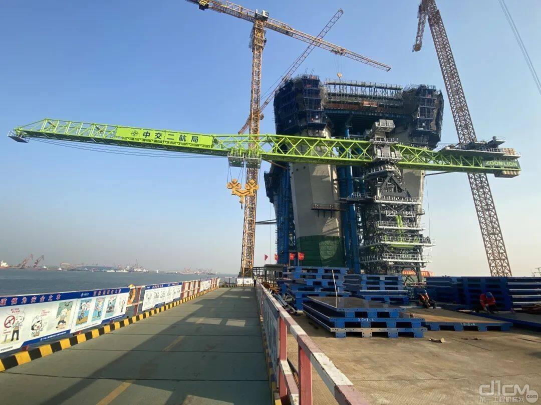 W12000-450塔机在常泰长江大桥项目现场