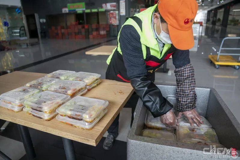 食堂员工正在准备员工餐