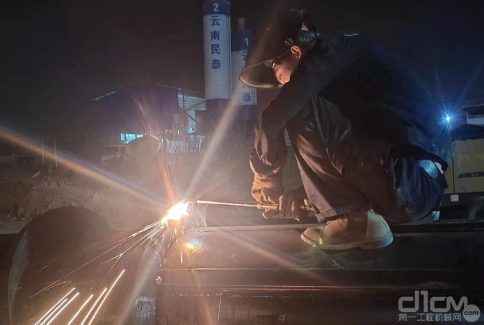 三一云南专项巡检小组焊工罗金涛为设备焊接
