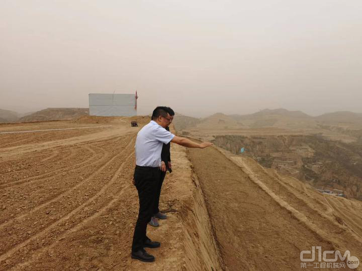 分公司总经理赵飞、副总经理彭勇努力拓市场