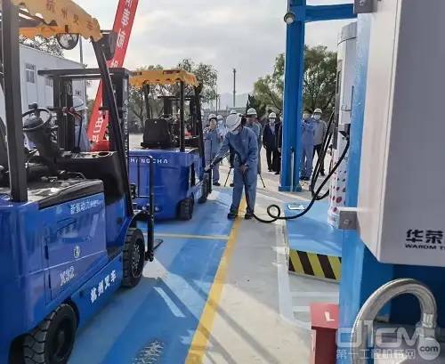 杭叉集团与新氢动力联合研制的37台氢燃料电池叉车正式交付燕山石化